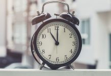 Ce inseamna cand te uiti la ora fixa