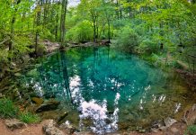 Lacul Ochiul Beiului: Un lac spectaculos care pare desprins dintr-un basm