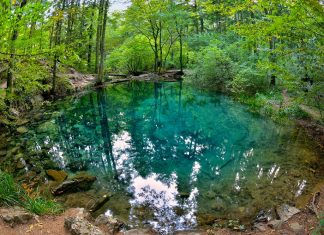 Lacul Ochiul Beiului: Un lac spectaculos care pare desprins dintr-un basm