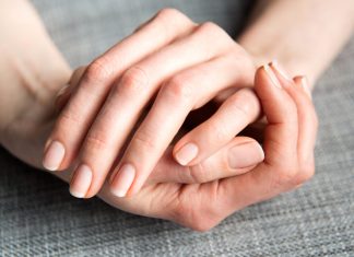 Linii verticale pe unghii